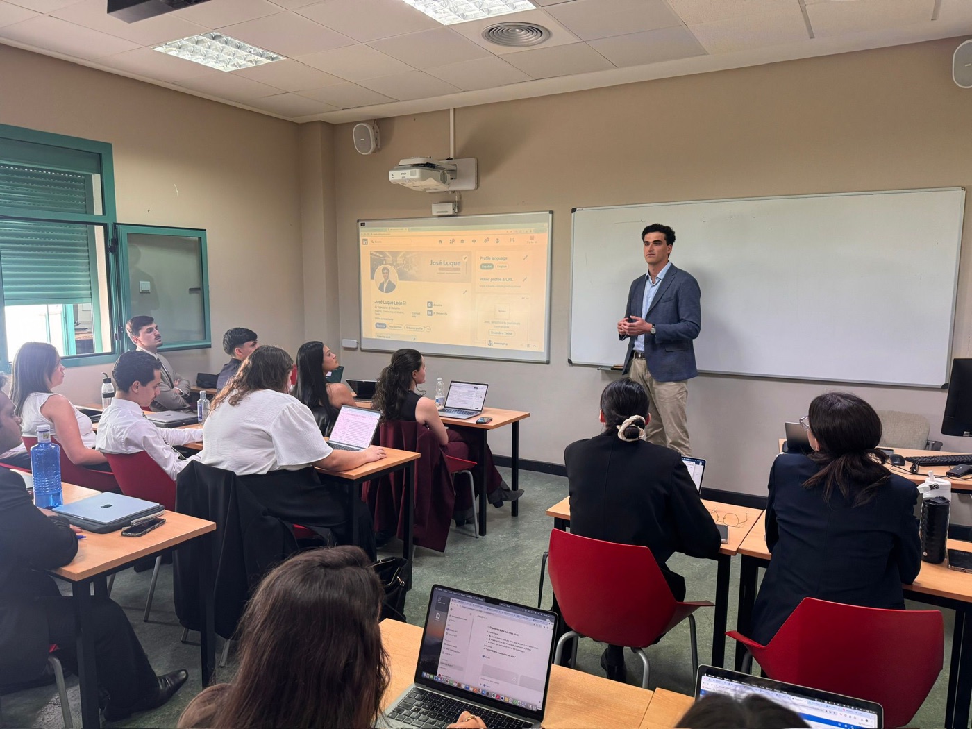 Dando clase sobre IA en el sector hotelero, Les Roches Marbella